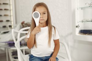Miopia la copii: semnele pe care părinții nu ar trebui să le ignore